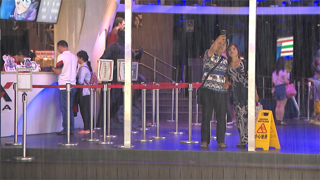 颱風天就是要唱歌? 北市KTV包廂半小時秒殺