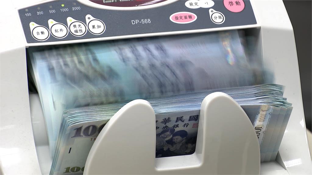 受美遭降信評等級拖累! 台股跳水挫280點失守萬七