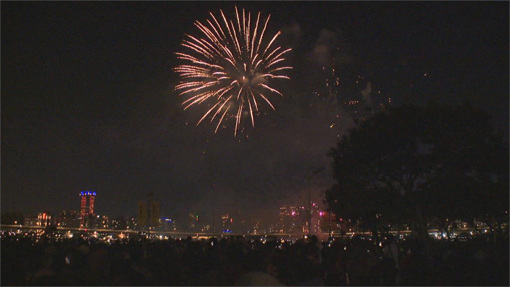 被颱風攪局兩次! 大稻埕煙火登場 秒數翻倍延長