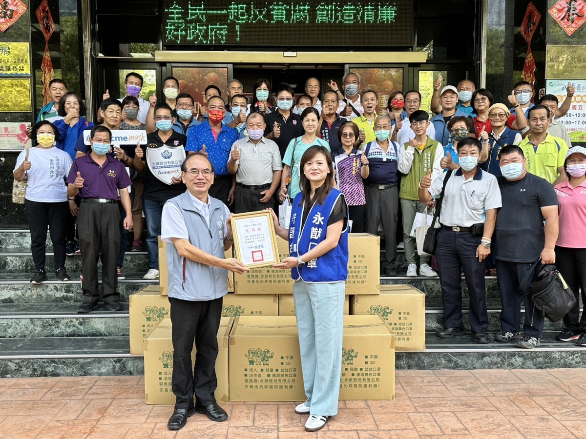 永猷公司捐贈八德區公所口罩96箱 區長蔡豊展代表受贈 1 4