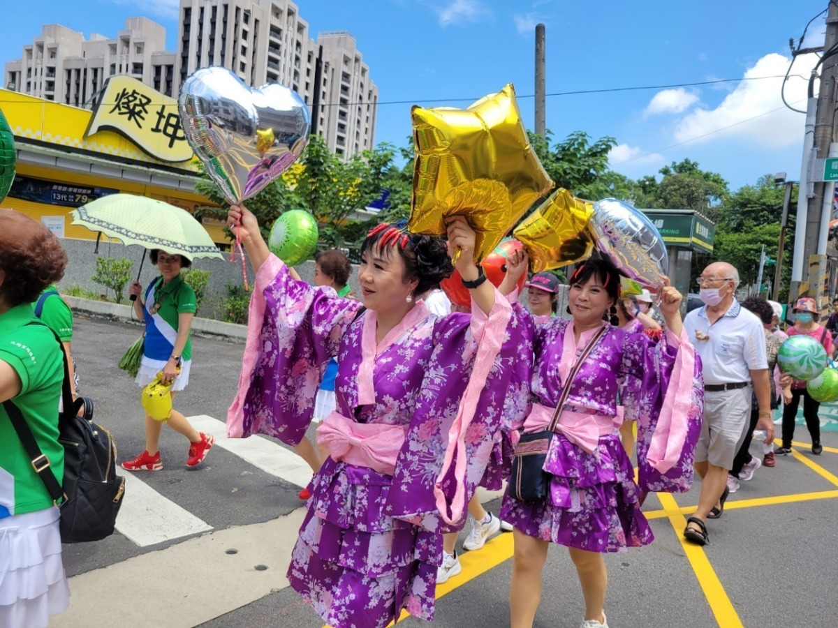八德區公所嘉年華踩街活動 展現多元族群風情 1120818大同市民活動中心大湳市場踩街嘉年華 230818 3
