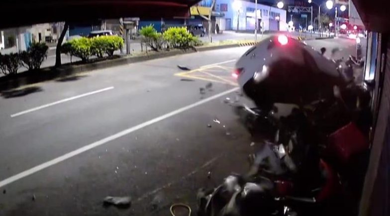 【有片】玩命關頭?轎車失控爆衝「騎上」20台機車