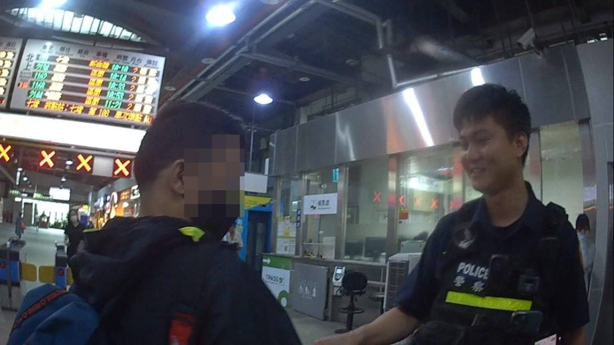 外籍旅客來台領錢卡關 暖警及時伸援手解危 1542892 scaled
