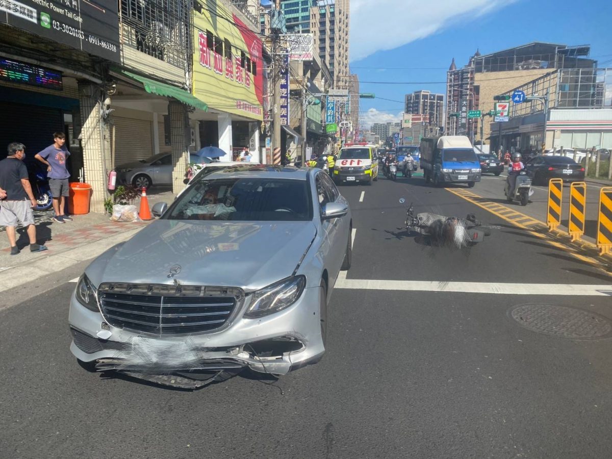 【有片】賓士車闖紅燈撞直行機車 騎士噴飛驚悚畫面曝 1550531 scaled