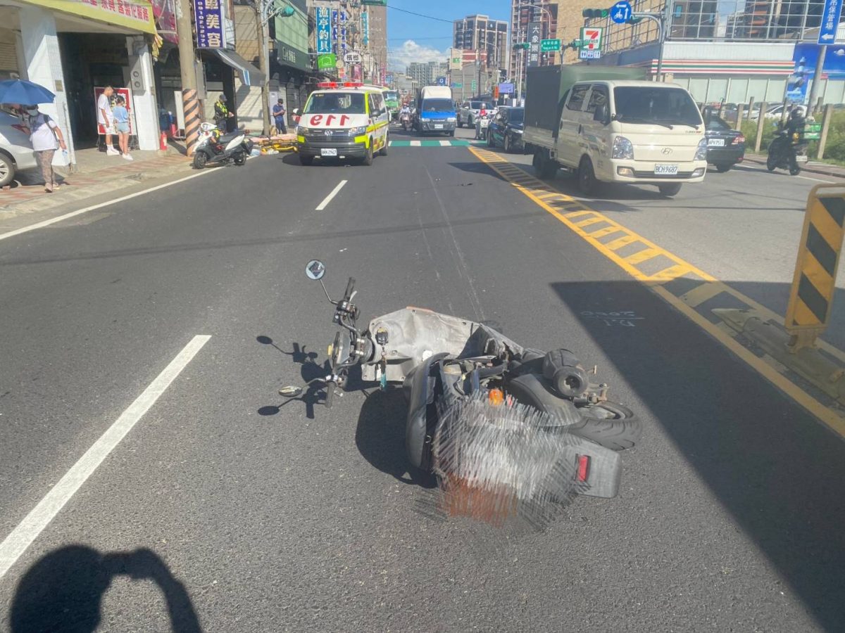 【有片】賓士車闖紅燈撞直行機車 騎士噴飛驚悚畫面曝 1550532 scaled