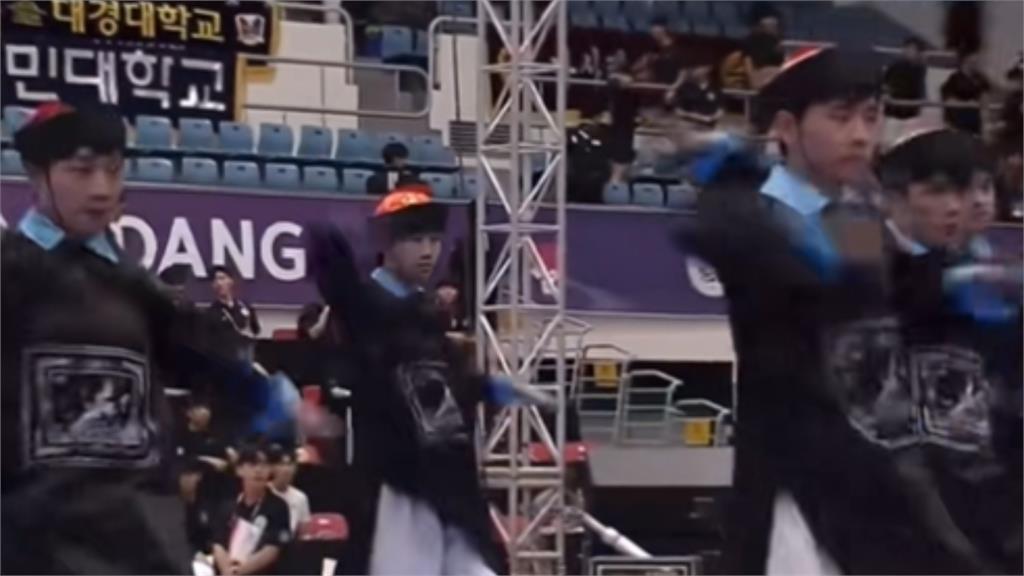 中國選手集體「扮滿清殭屍」尬舞 網批:丟人現眼