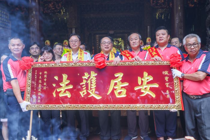 張善政贈匾蘆竹誠聖宮「安居護法」 為桃園祈福 20230810125258071 1