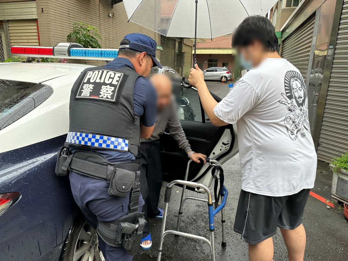 人瑞躲雨不慎滑倒 平警護送返家 219361 0