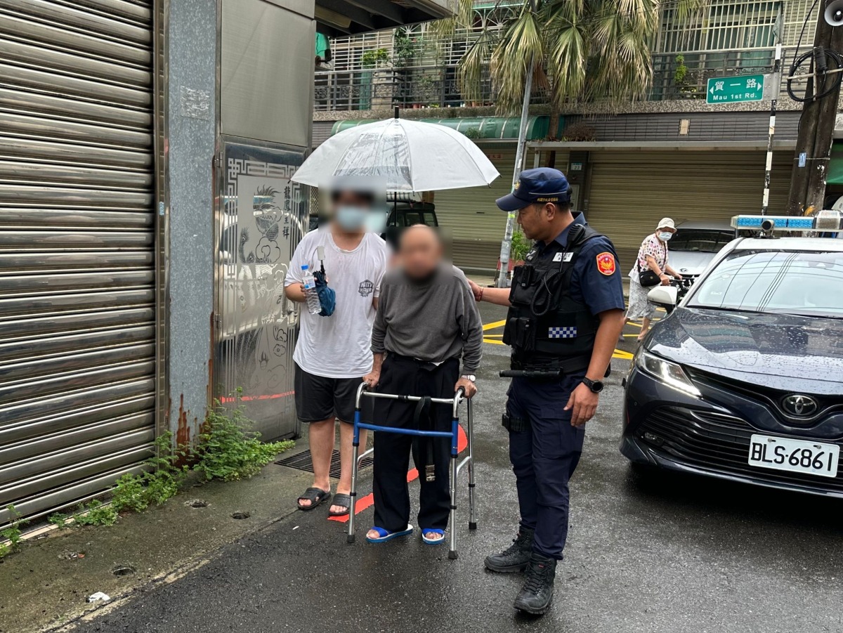 人瑞躲雨不慎滑倒 平警護送返家 219362 0