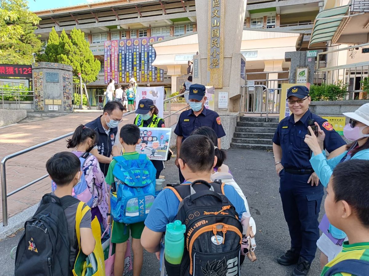 開學啦!桃警擴大「交通安全月」宣導加強護童勤務 260406 scaled