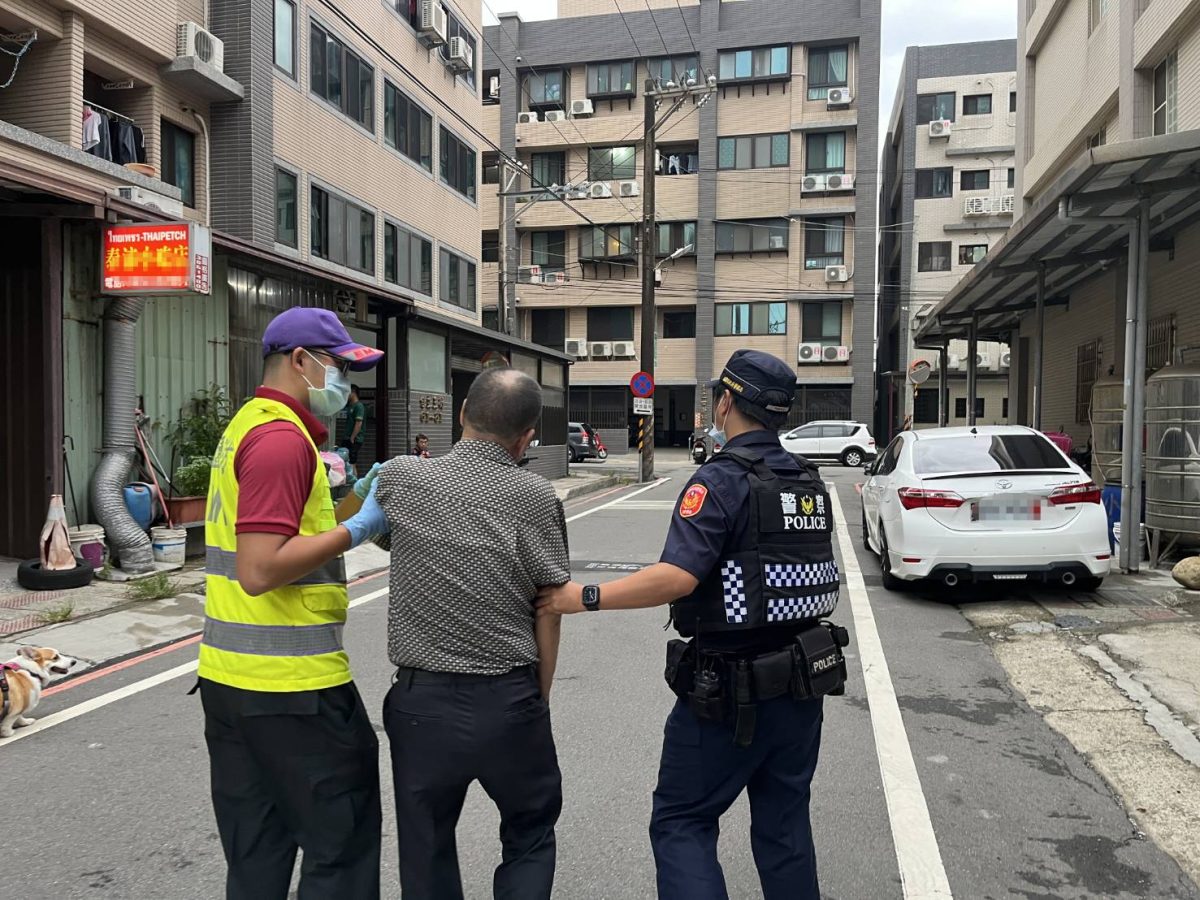7旬翁醉倒路邊濺血 大園警消護送返家 293596 0 scaled