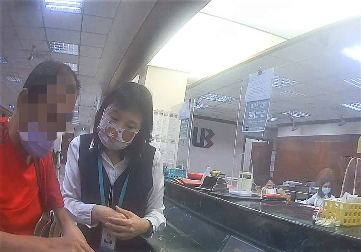 男臨櫃匯款15萬 大園警銀得知原因驚呼「母湯」 296184 0