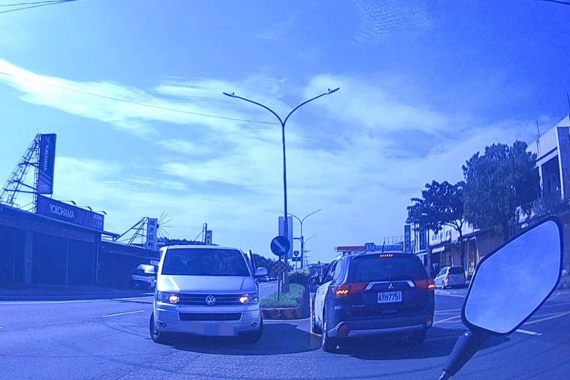 車子迴轉到一半熄火 大園警頂烈日推車 298464 0