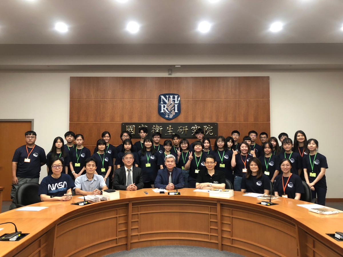 2圖說：國家衛生研究院參訪實際了解實驗室的設備和環境 0