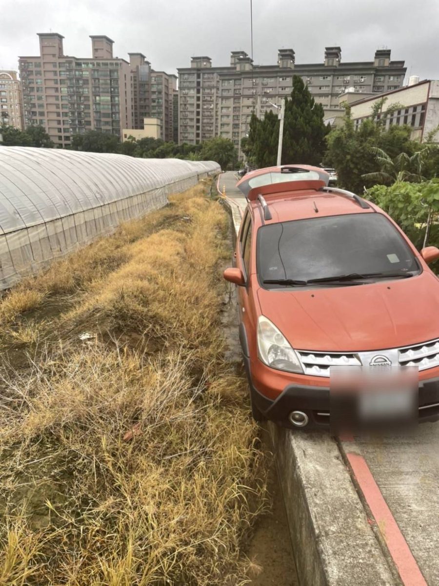 跟著導航走駛進田裡　蘆竹警救援助女駕駛脫困