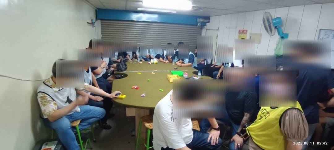 推筒子賭場藏鐵皮屋 警逮56人查扣逾25萬元 306591
