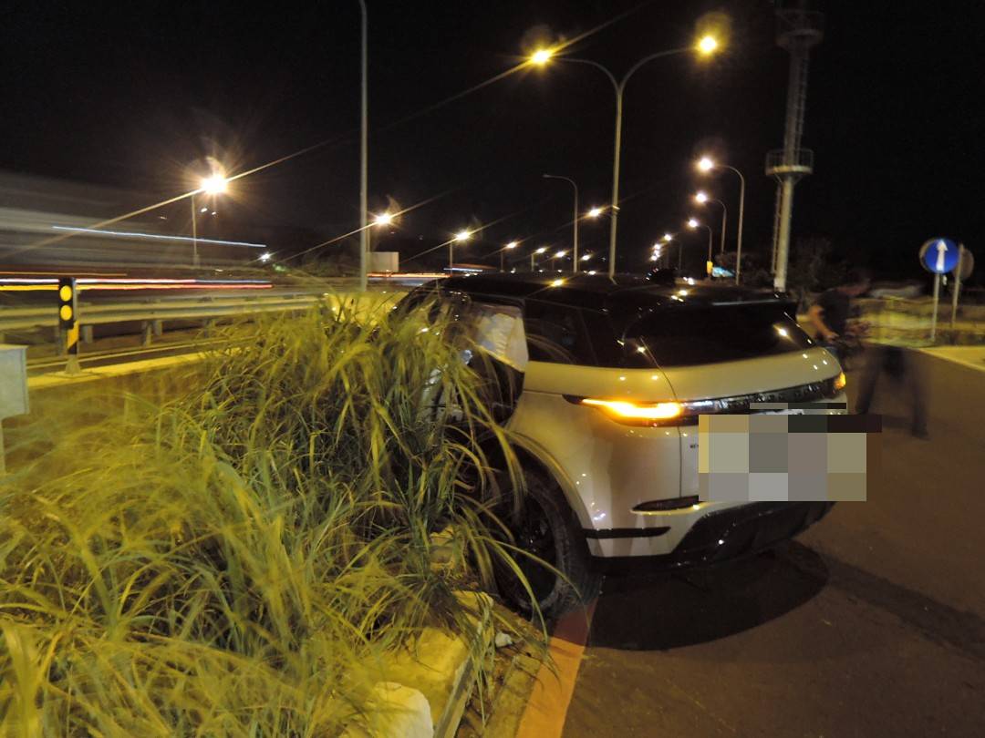 轎車自撞楊梅休息站分隔島 波及3車3人受傷送醫 338558