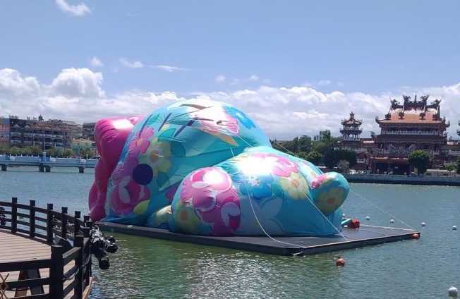龍潭大池KITTY罷工?桃園文化局:風太大造成「撕裂傷」