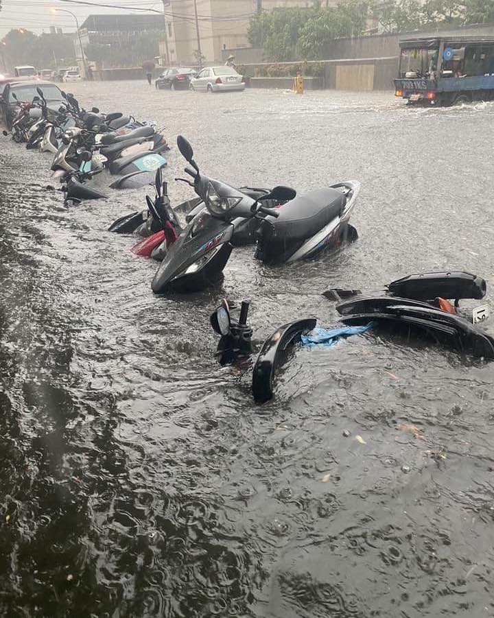 3小時降127毫米雨量　龜山工業區水淹輪胎高