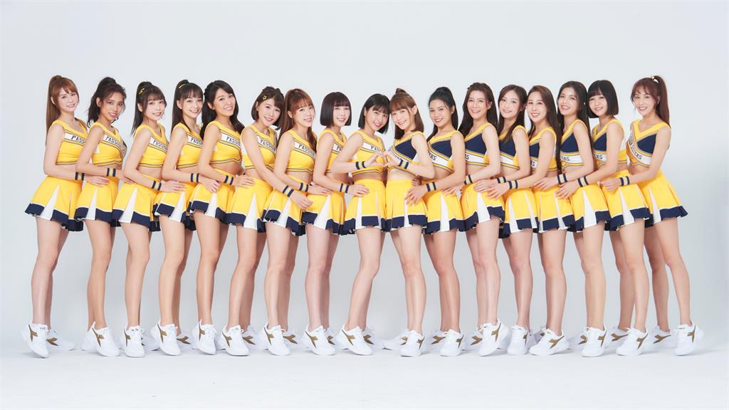 峮峮率PS女孩跳「陳子豪炸裂」!17雙美腿震撼日網