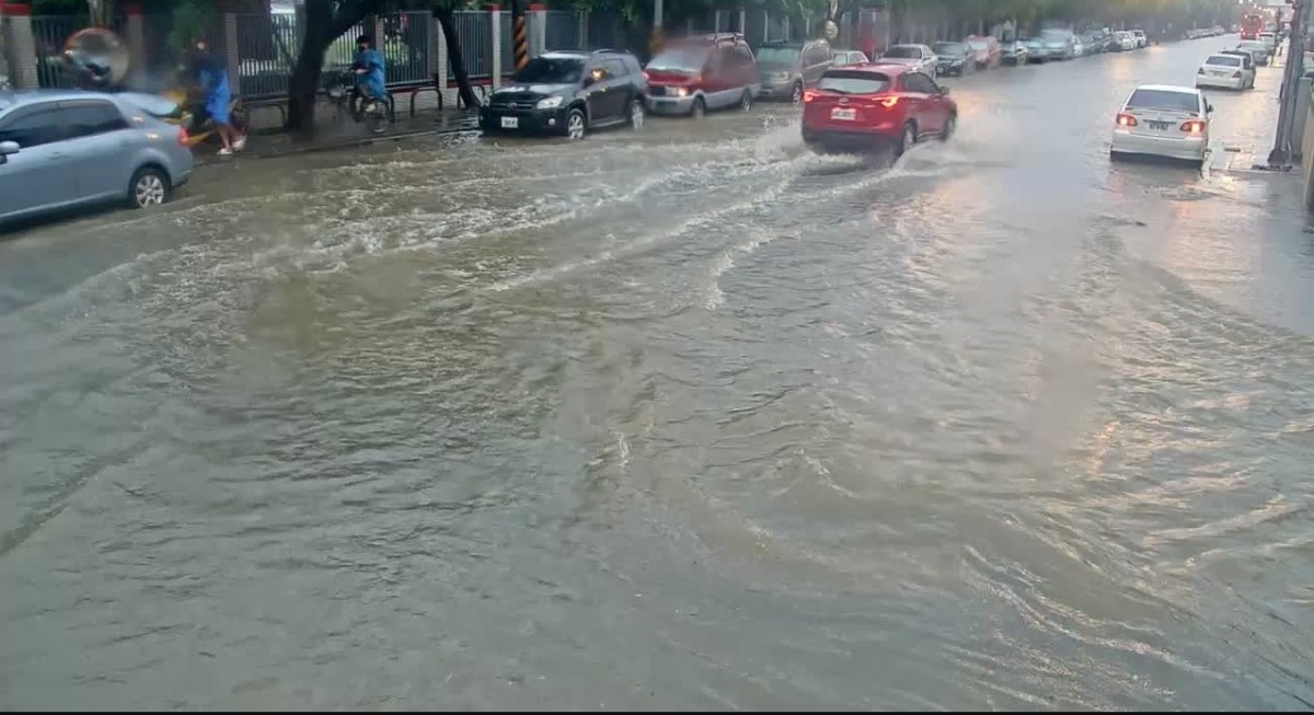 3小時降127毫米雨量 龜山工業區水淹輪胎高 4144444