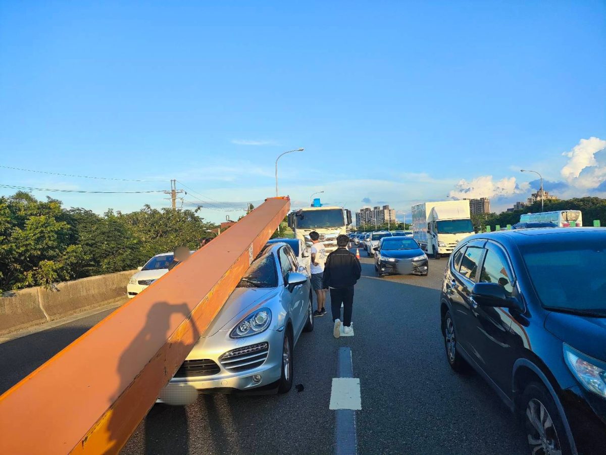 國道鋼梁脫落砸車!釀6車事故 417345 0 scaled