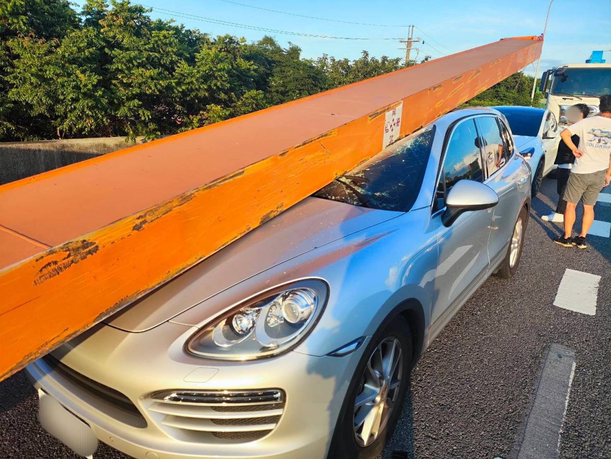 國道鋼梁脫落砸車!釀6車事故 417346 0 scaled
