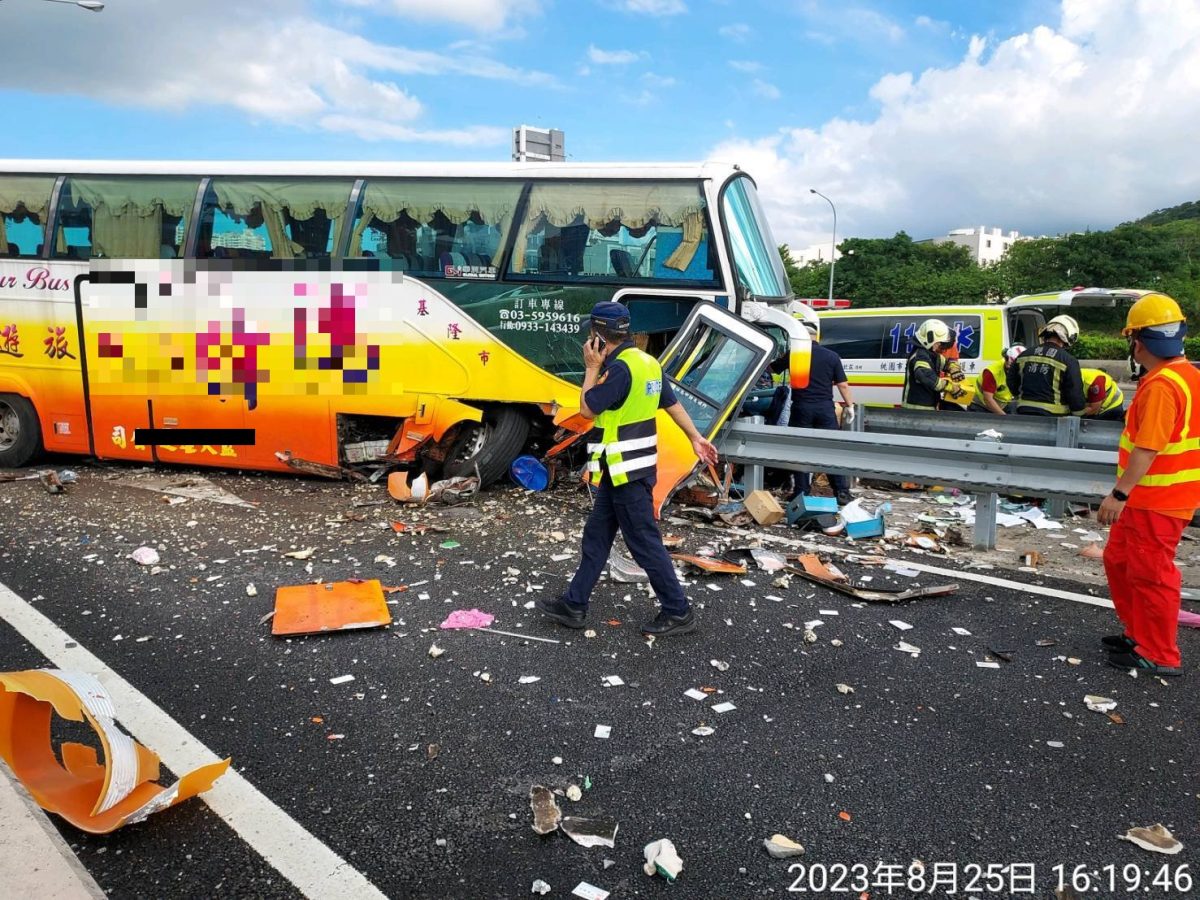 車頭撞爛!國1楊梅休息站外遊覽車失控自撞 423822 0 redacted dot app 0 scaled