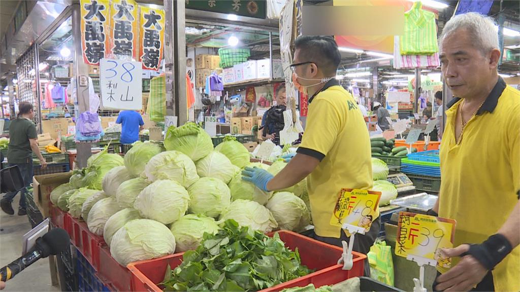 颱風來傳統市場人潮少 苦瓜、高麗菜漲2成