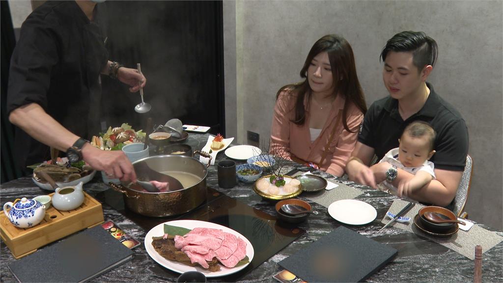 情人節請放閃! 親5秒送干貝 情侶裝套餐打59折