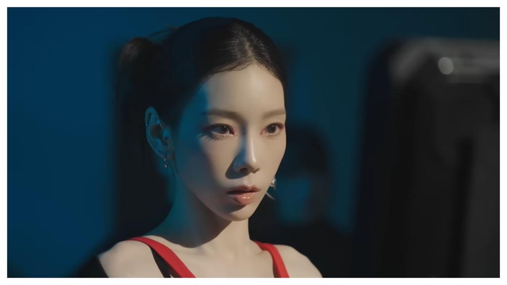 MV花絮公開!太妍紅色洞洞裝「美背+蠻腰」全放送
