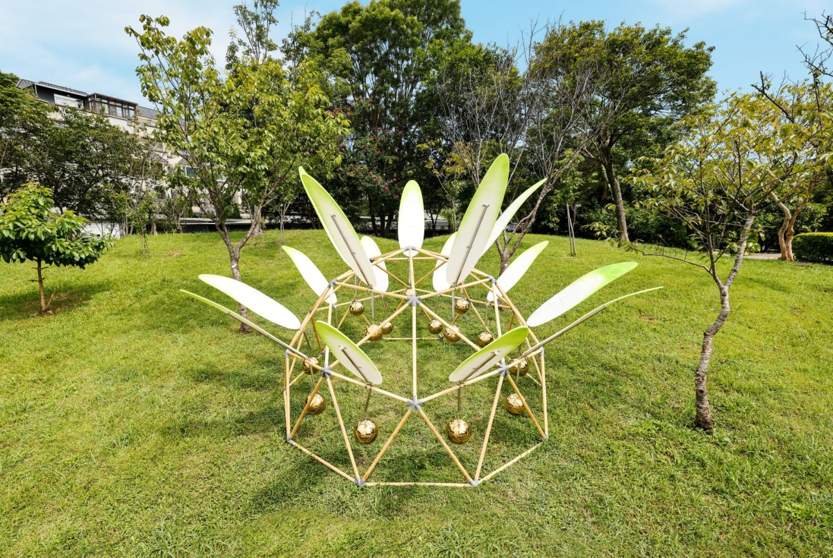 7.盂施甫X菱潭街興創基地X龍潭里〈池畔律動〉，作品鄰近龍潭大池。圖片由桃園市政府文化局提供。
