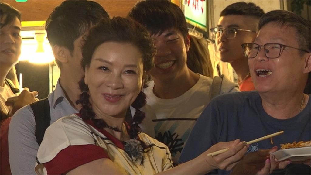 楊繡惠夜市大秀性感大馬阿伯超捧場! 居然被誤認是「王彩樺」