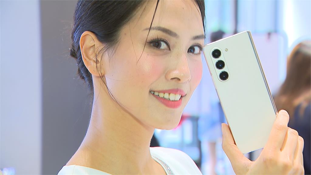 摺疊機逆勢成長 旗艦機款主打輕巧、多工作業