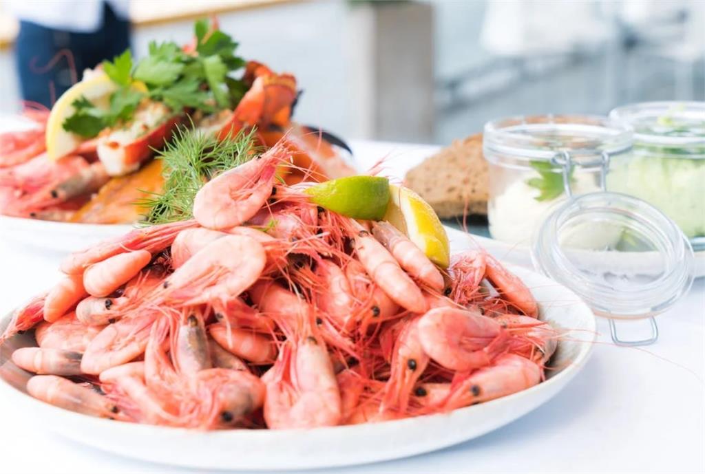 海鮮餐1桌1萬嘸人吃!他打包「遭同事嗆」愣了