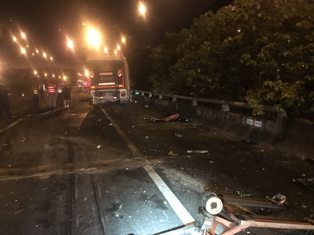 大貨車國1機場系統自撞 駕駛下車查看遭追撞身亡 IMG 4625 0
