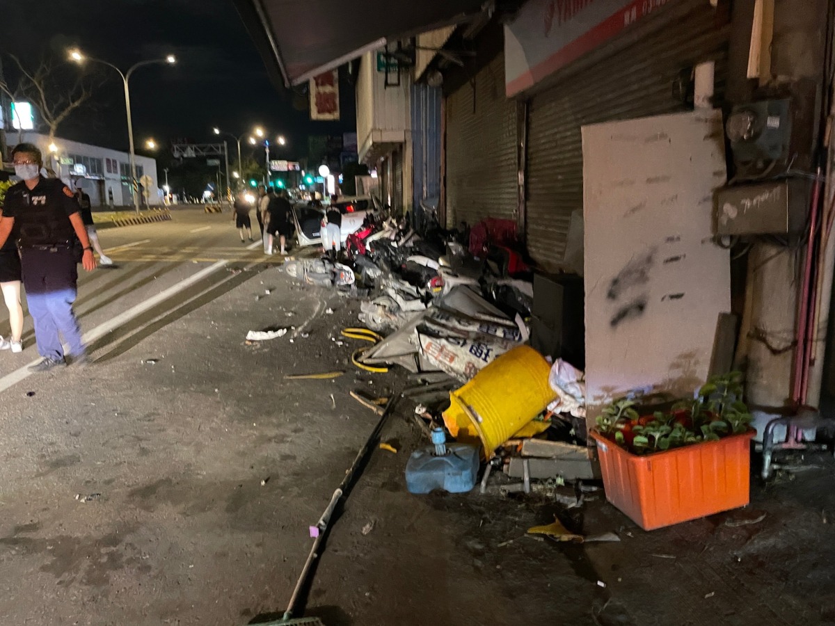 玩命關頭？轎車失控爆衝「騎上」20台機車