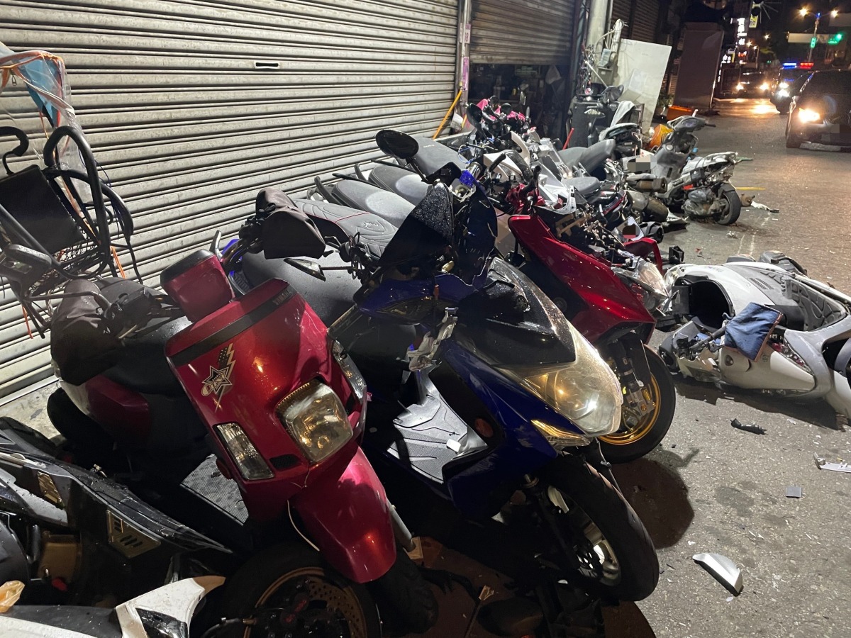 玩命關頭？轎車失控爆衝「騎上」20台機車