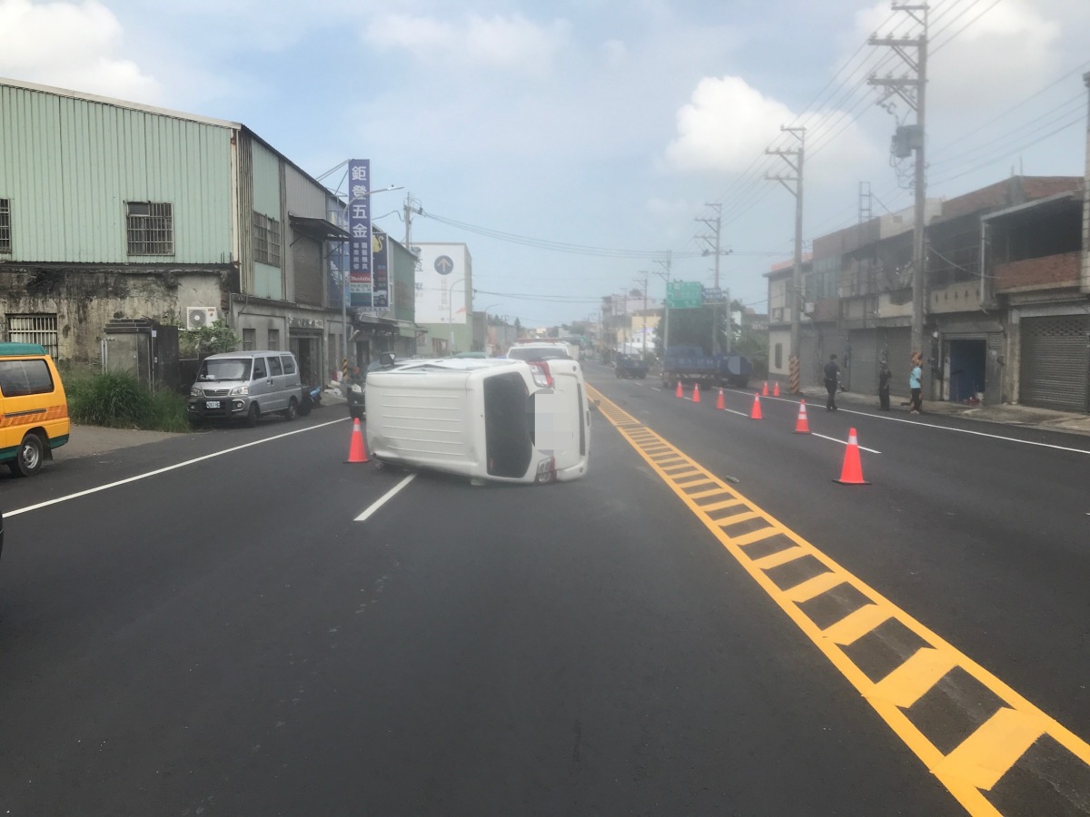 迴轉、直行車對決 小客貨車翻覆路中央 S 10944725