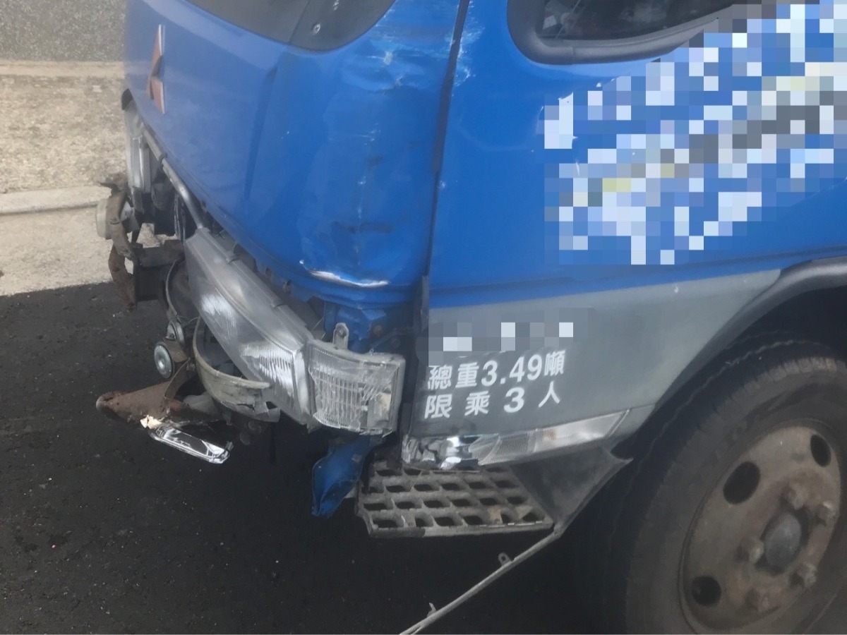 迴轉、直行車對決 小客貨車翻覆路中央 S 10944728
