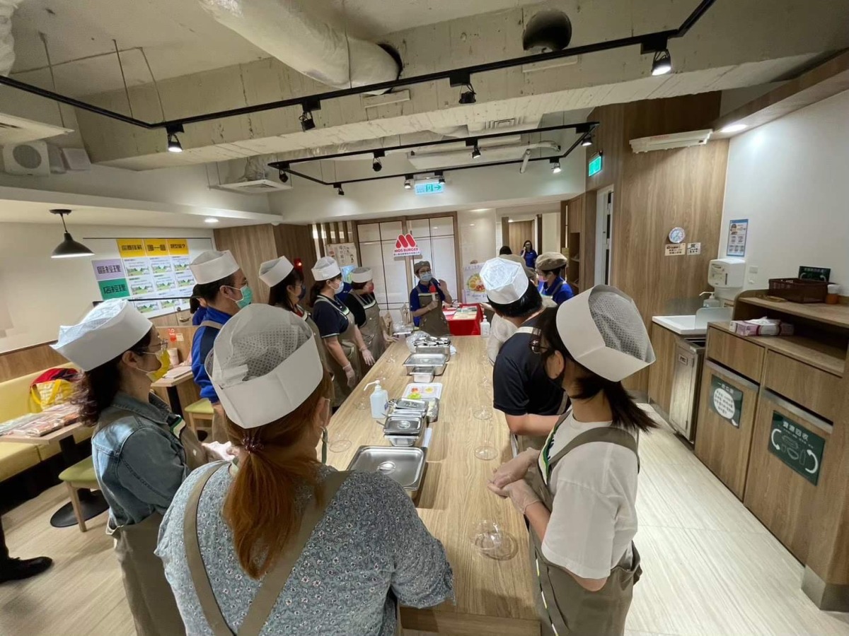 勞動部桃竹苗分署攜手摩斯漢堡 助中高齡者回歸職場 S 143433749 0