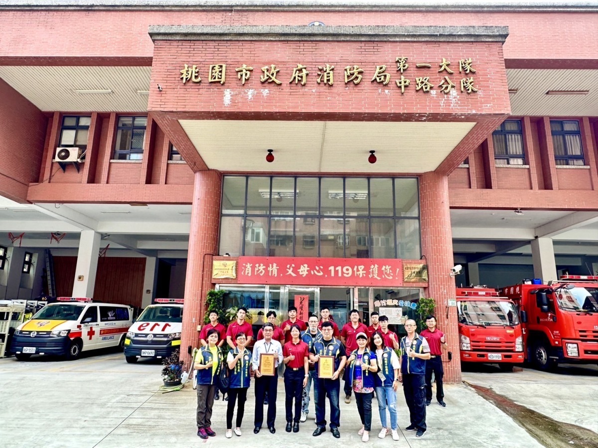 桃園千杯聯盟攜手誠鷹集團送愛 410箱飲料讓消防隊員解渴 S 14983253 0