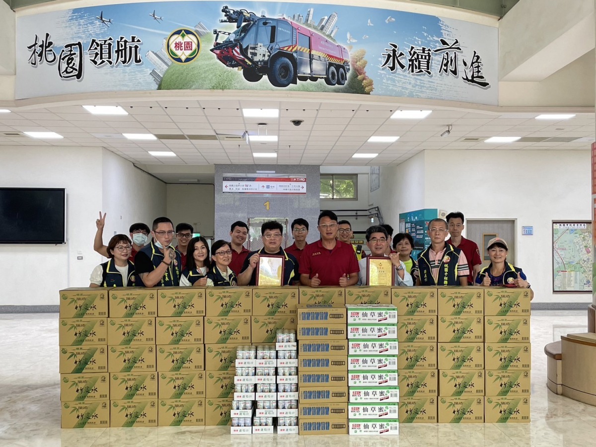 桃園千杯聯盟攜手誠鷹集團送愛 410箱飲料讓消防隊員解渴 S 14983255 0