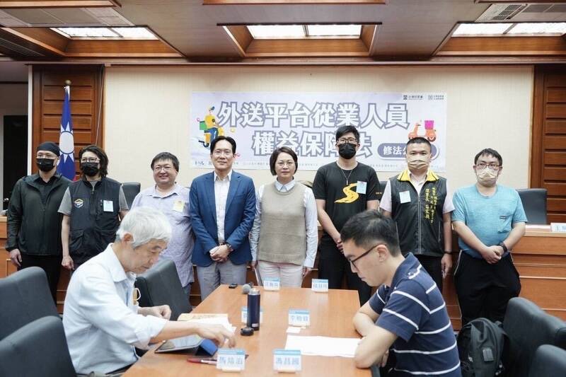 民眾黨提外送專法草案 賴香伶籲藍綠跟上腳步 S 155402278