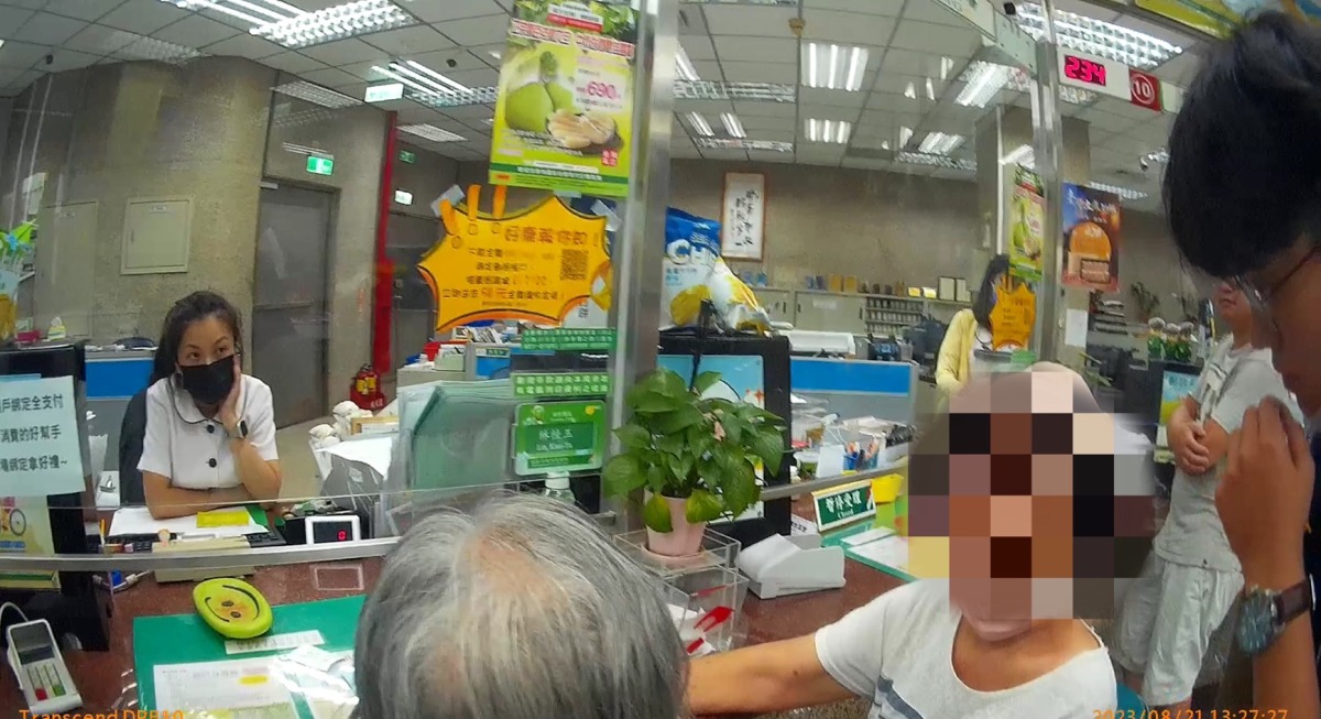 回家鄉先拿百萬?婦人遭假弟弟誆騙八德警及時勸阻 S 18456591