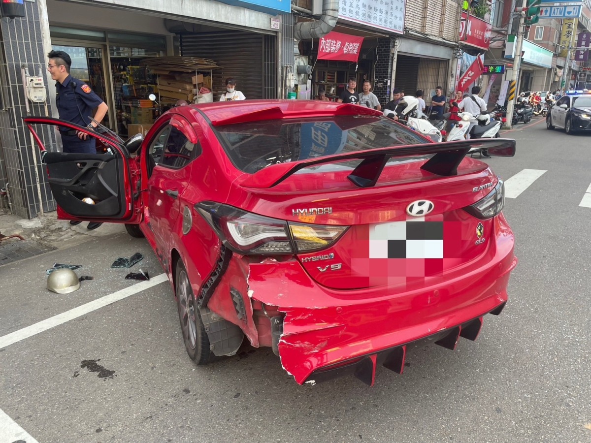 【有片】不爽被超車!兩男當街砸車、打人兇狠畫面曝 S 18514236