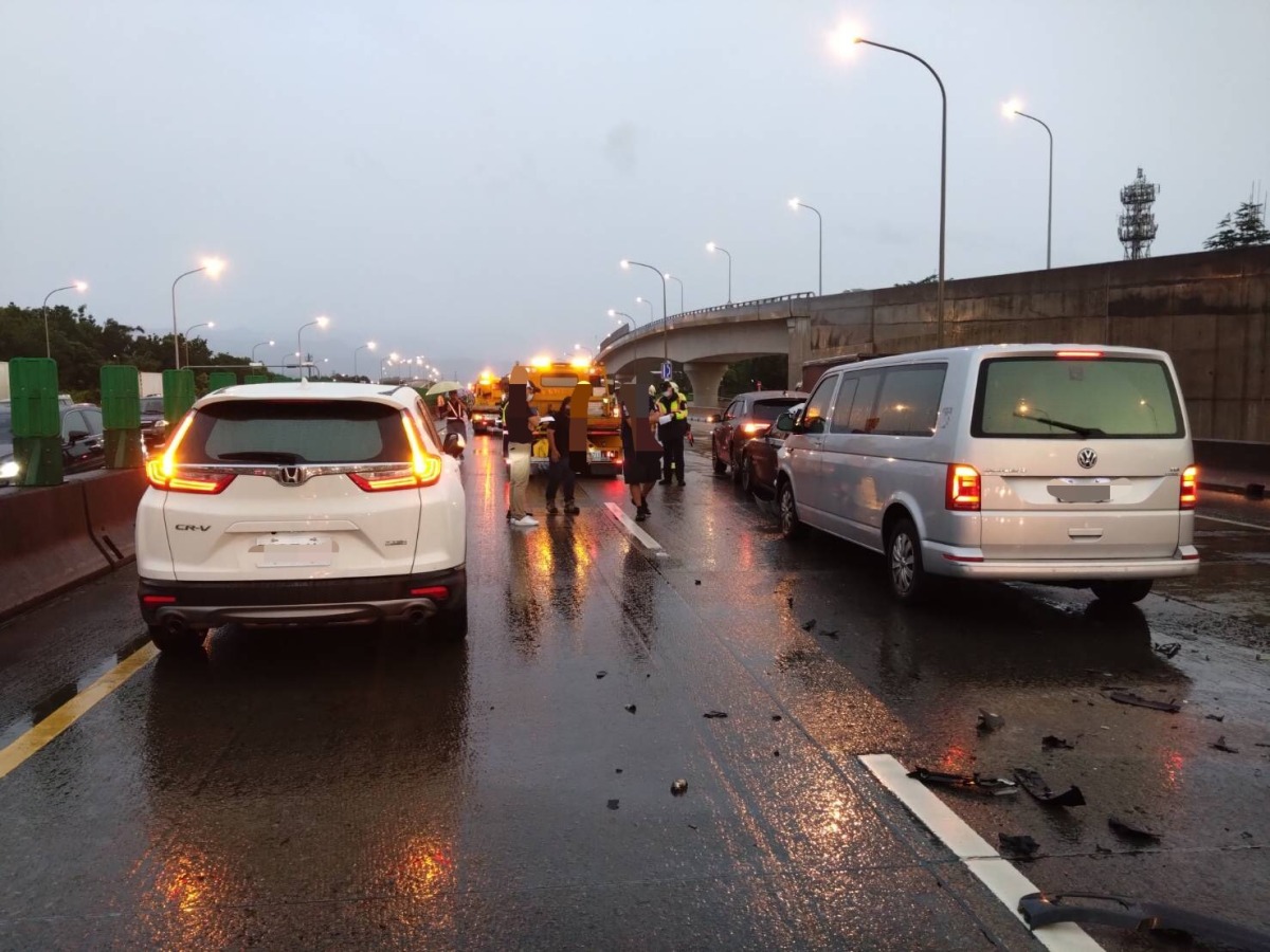疑天雨路滑失控 國3龍潭段7車連環撞9人送醫 S 226664464