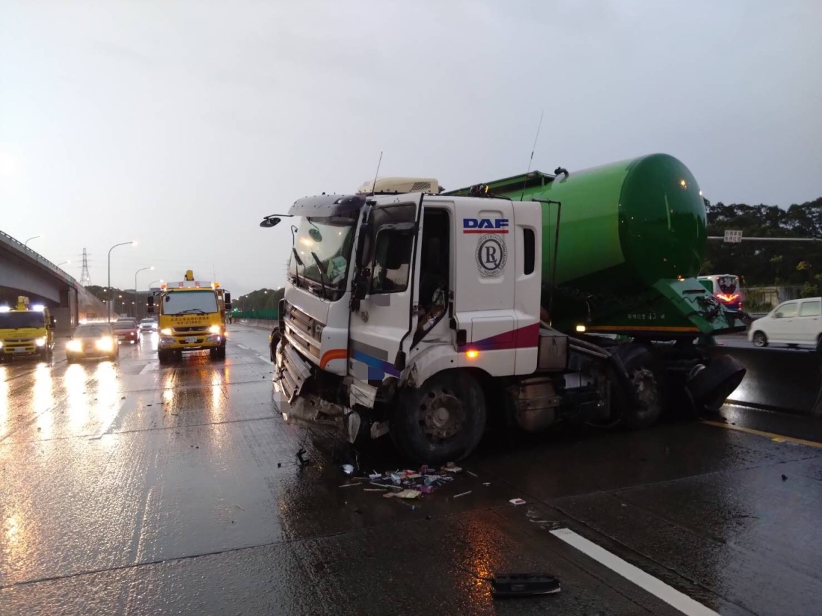疑天雨路滑失控 國3龍潭段7車連環撞9人送醫 S 226664466