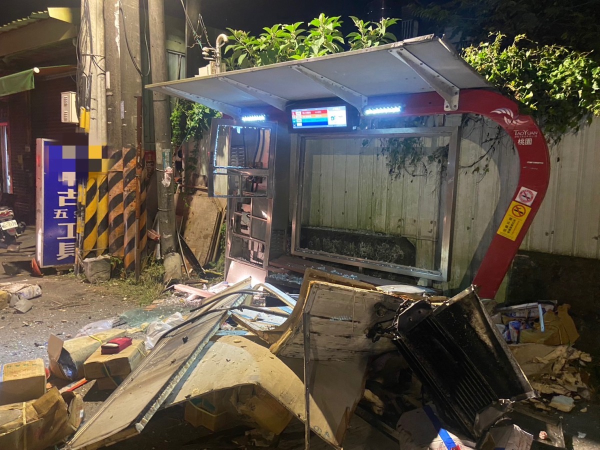 貨車凌晨撞公車站 冷凍食品散落一地 S 4342208 0
