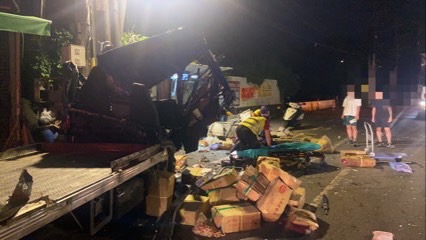 貨車凌晨撞公車站 冷凍食品散落一地 S 4342209 0